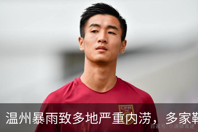 温州暴雨致多地严重内涝，多家鞋厂被淹，蓝色鞋盒漂满街头，当地居民：很多村民在捞鞋，还有老板在积水中开直播卖鞋，在线人数高达两万人